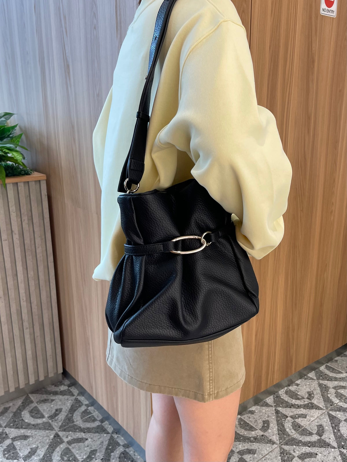 BLACK BUCKET BAG