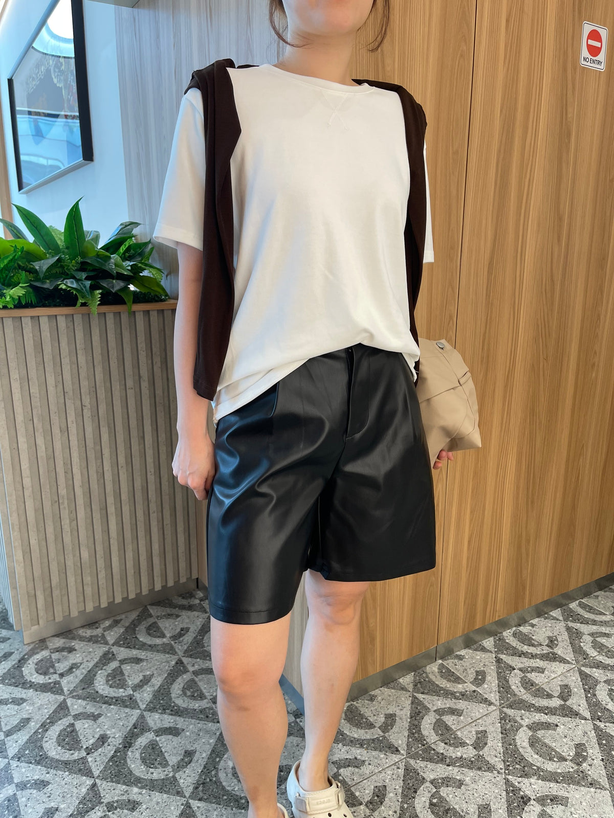 KITTY HIGH WAIST LEATHER SHORT IN BEIGE/BLACK