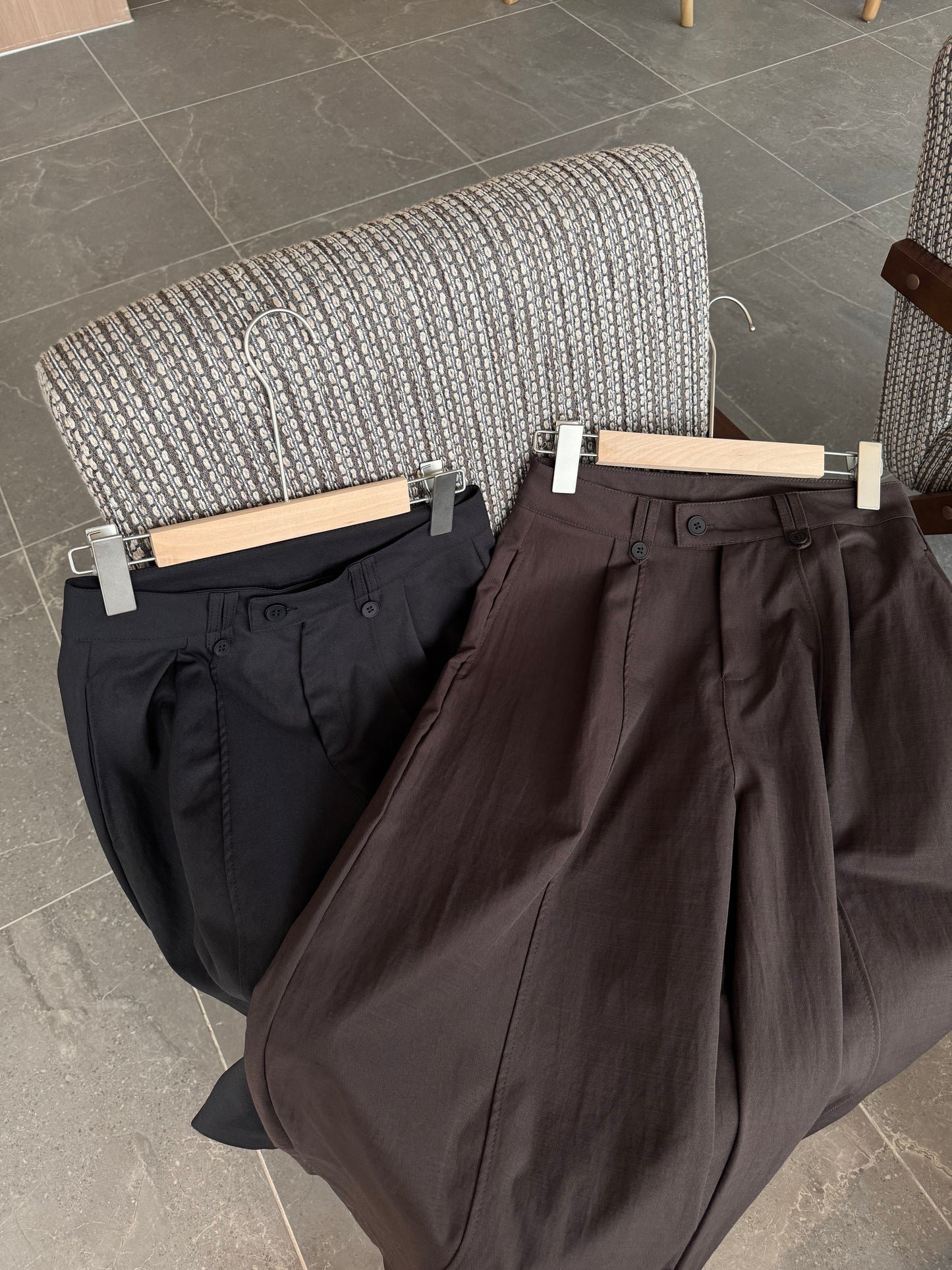 DENNIS BARREL TROUSERS IN BLACK/BROWN