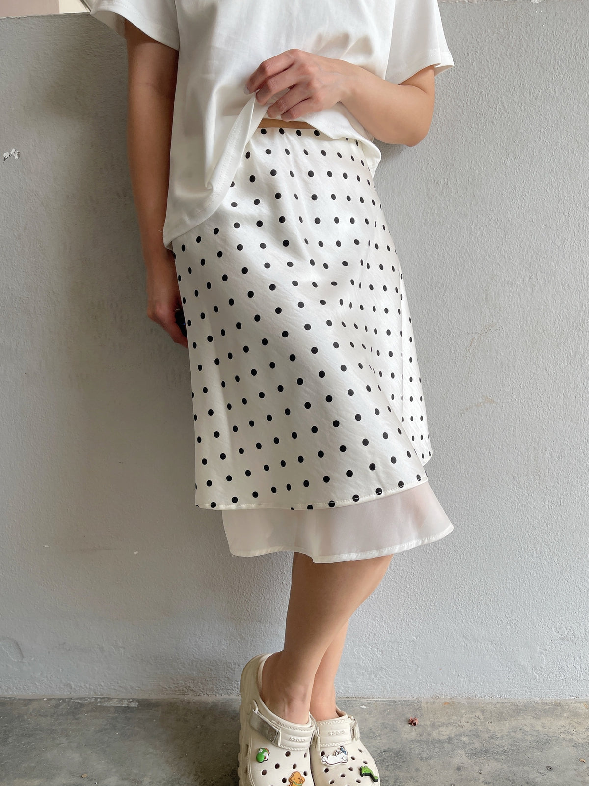 2LAYER SATIN SKIRT IN POLKA DOT/BLACK