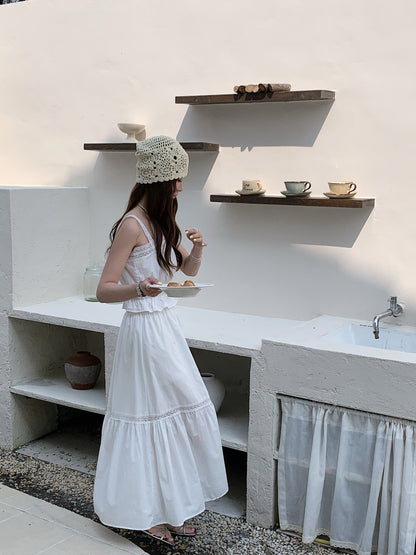 LADY SET IN WHITE