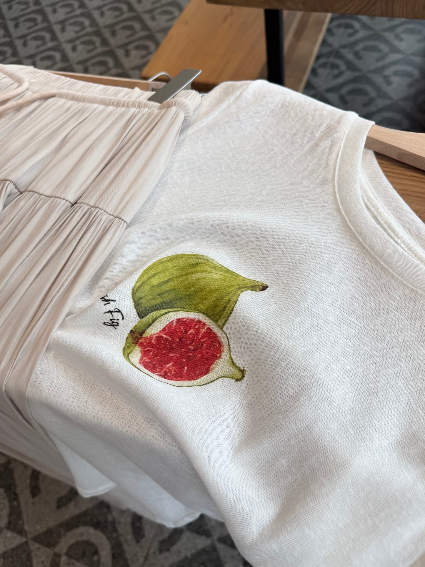 BASIC FRUIT TEE IN WHITE