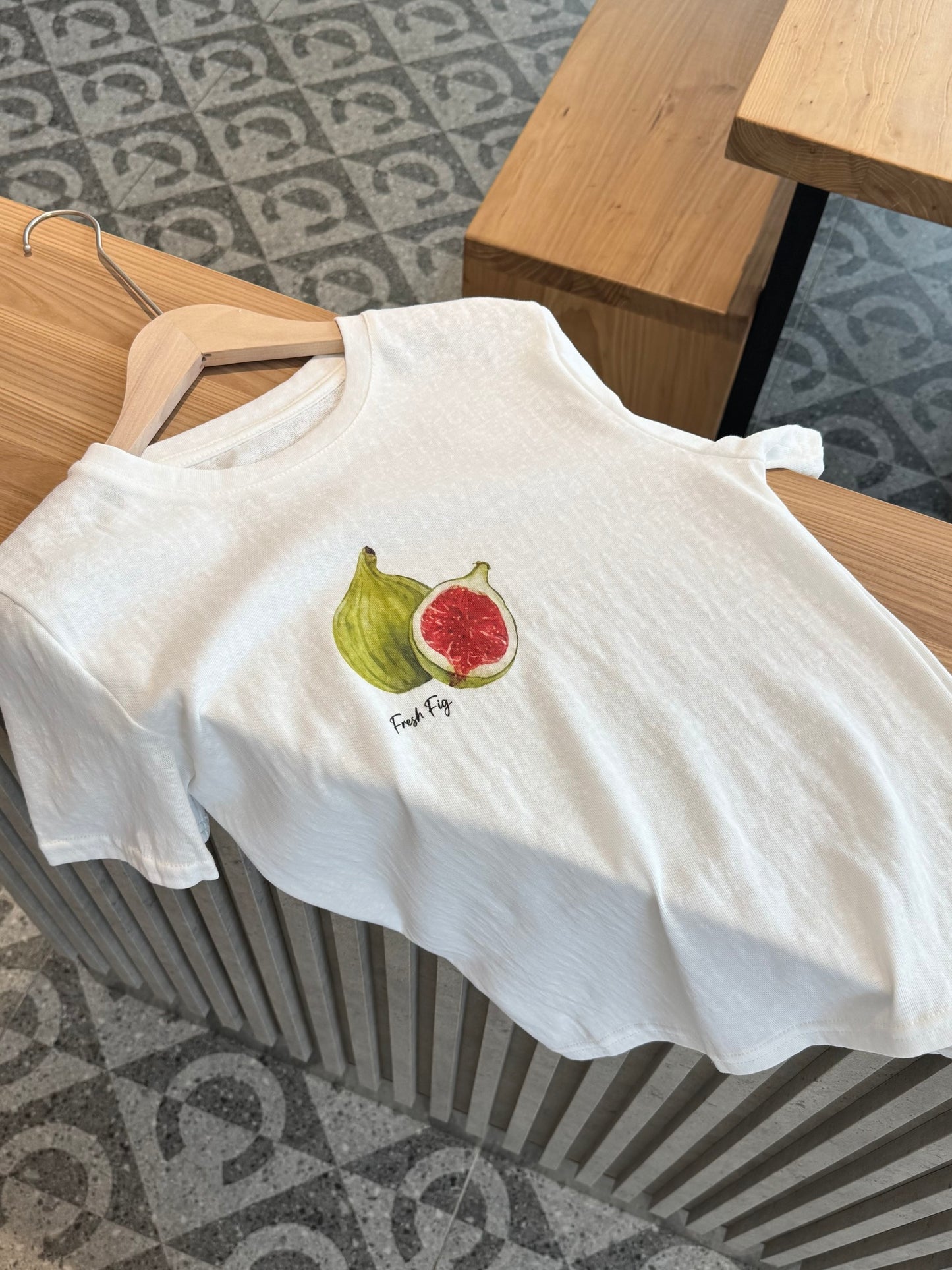 BASIC FRUIT TEE IN WHITE