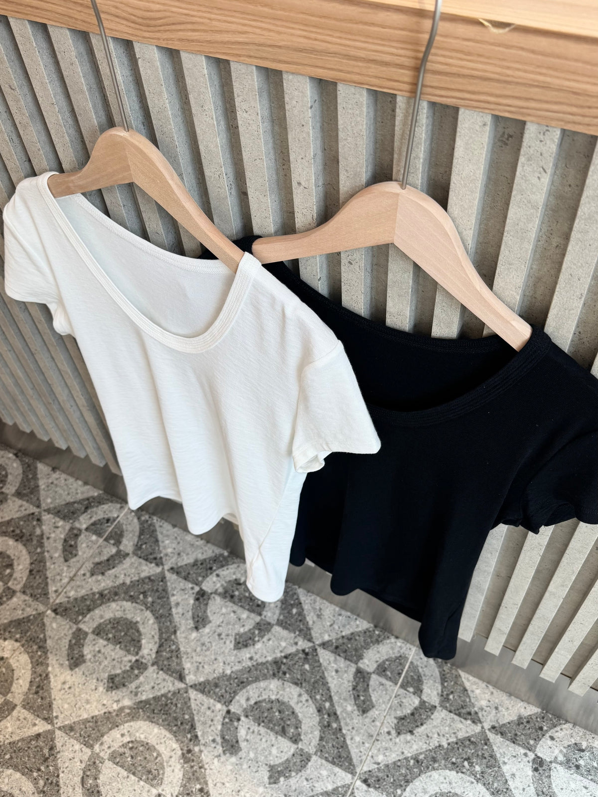 BOBBY U BASIC TEE IN WHITE/BLACK
