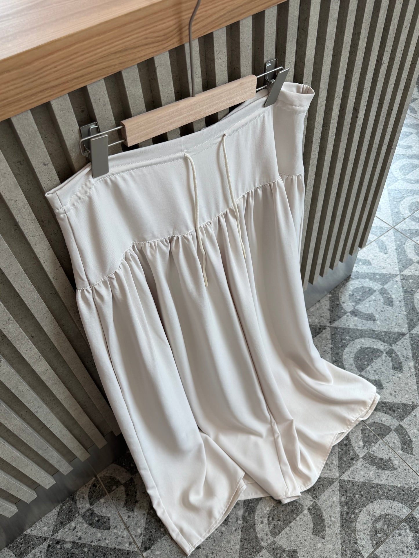 RISE HIGH WAIST TROUSERS IN BEIGE