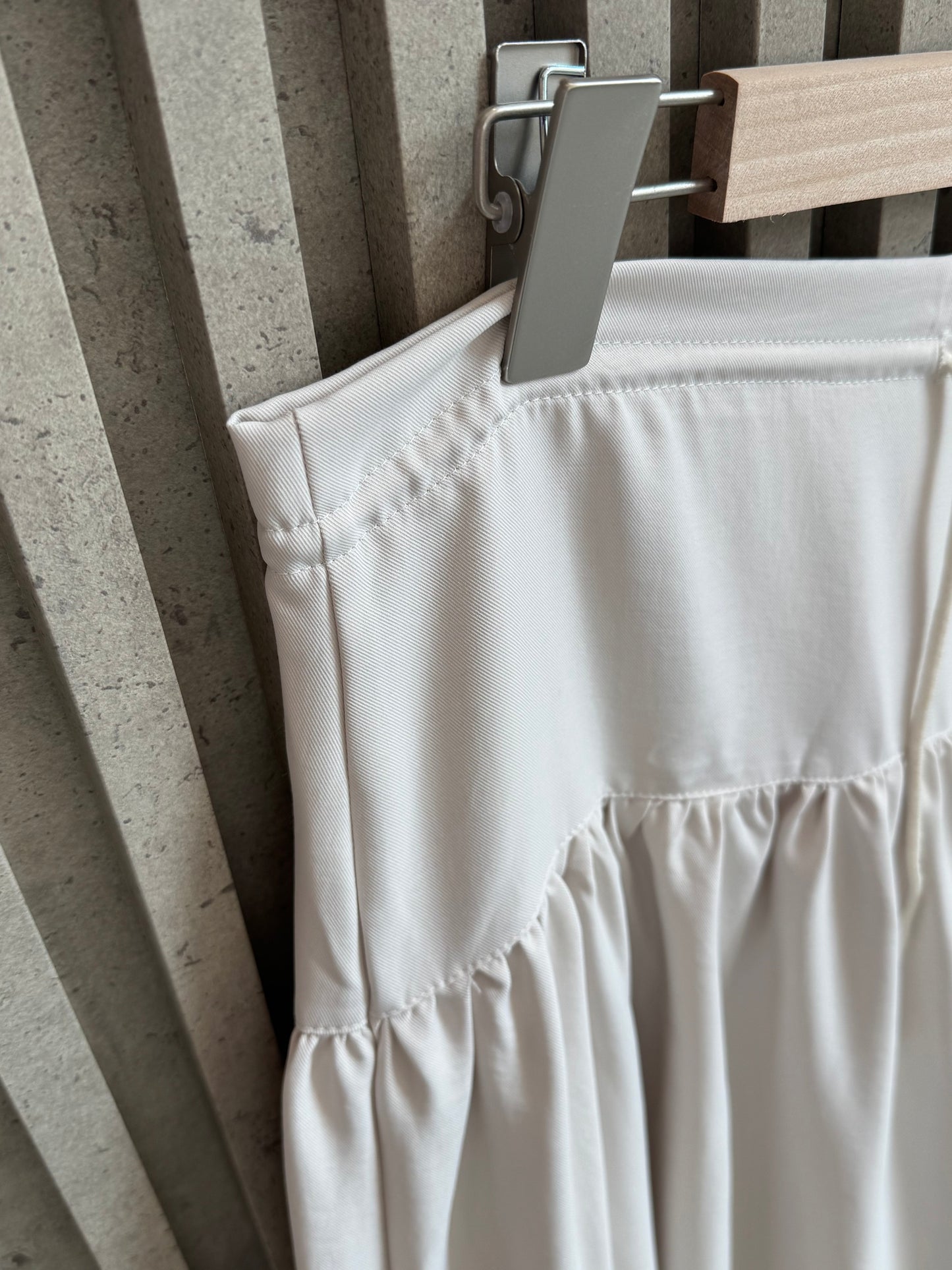 RISE HIGH WAIST TROUSERS IN BEIGE