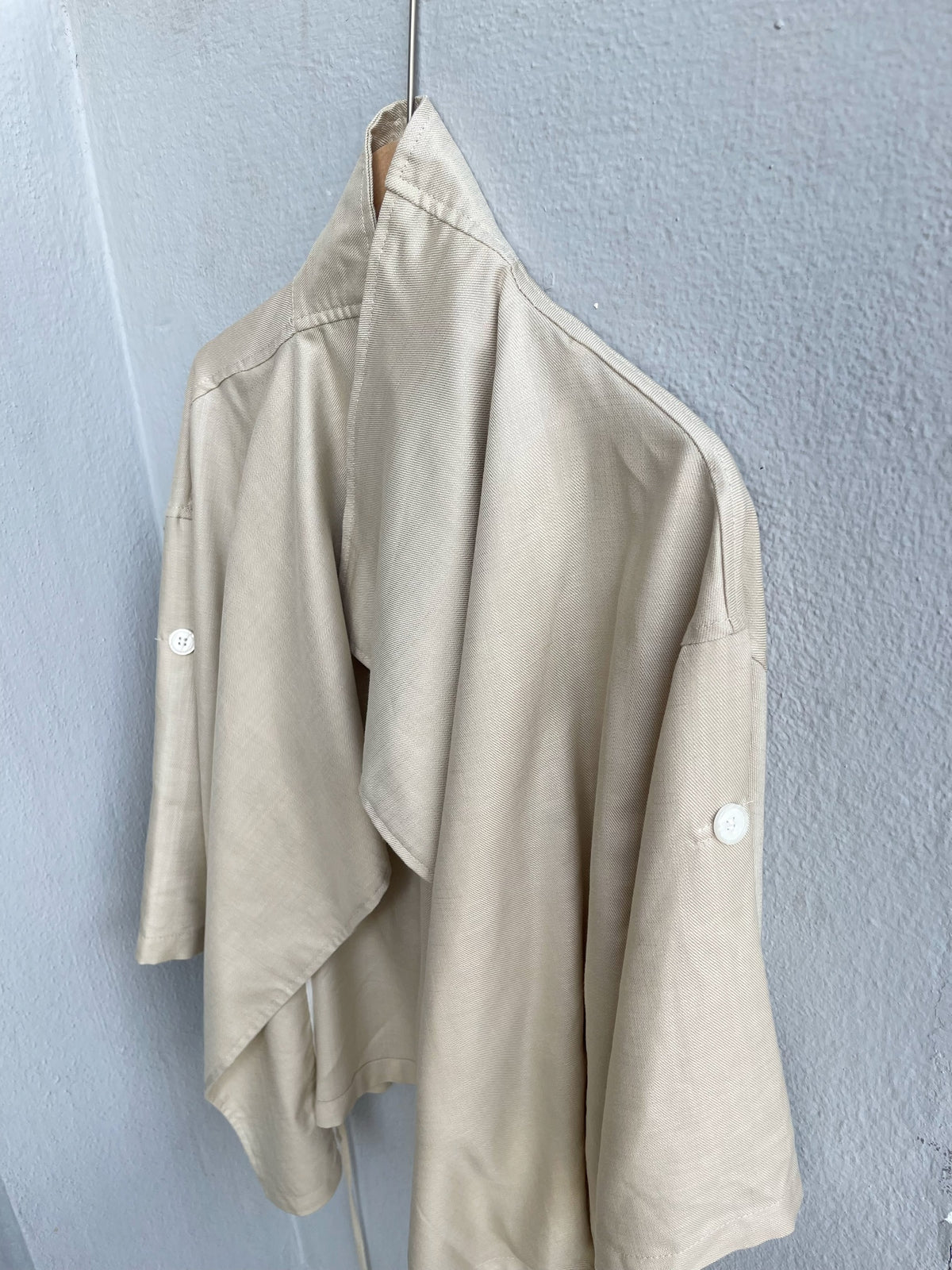 YURI LINEN COTTON BLOUSE JACKET IN WHITE/BEIGE