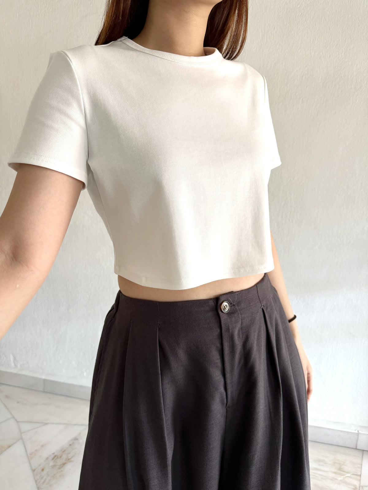 YURA BASIC CROP TOP TEE IN WHITE/BLACK