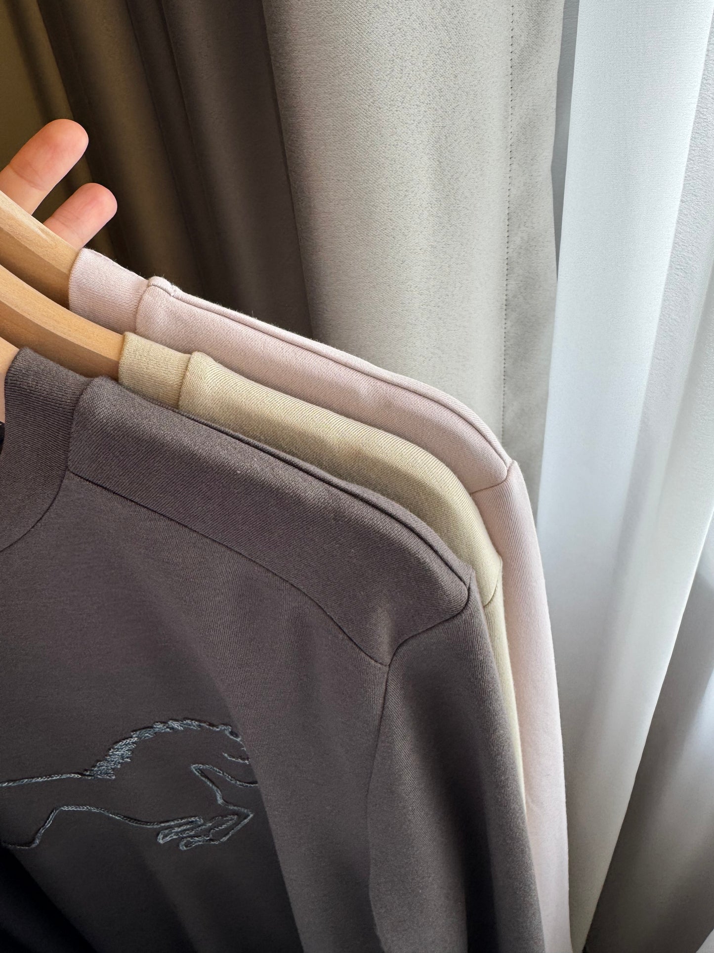 EMBROIDERED HORSE LONG SLEEVE TOP