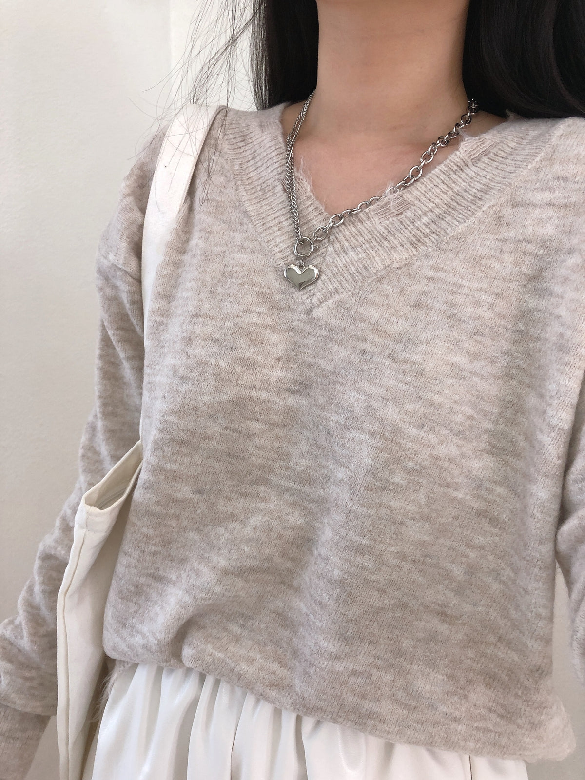 V KNIT TOP IN BEIGE