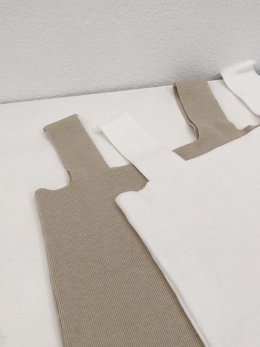 SQUARE NECK KNIT SINGLET IN WHITE/KHAKI