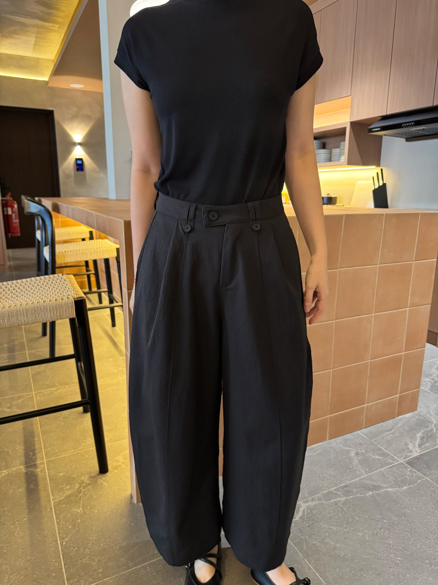 DENNIS BARREL TROUSERS IN BLACK/BROWN