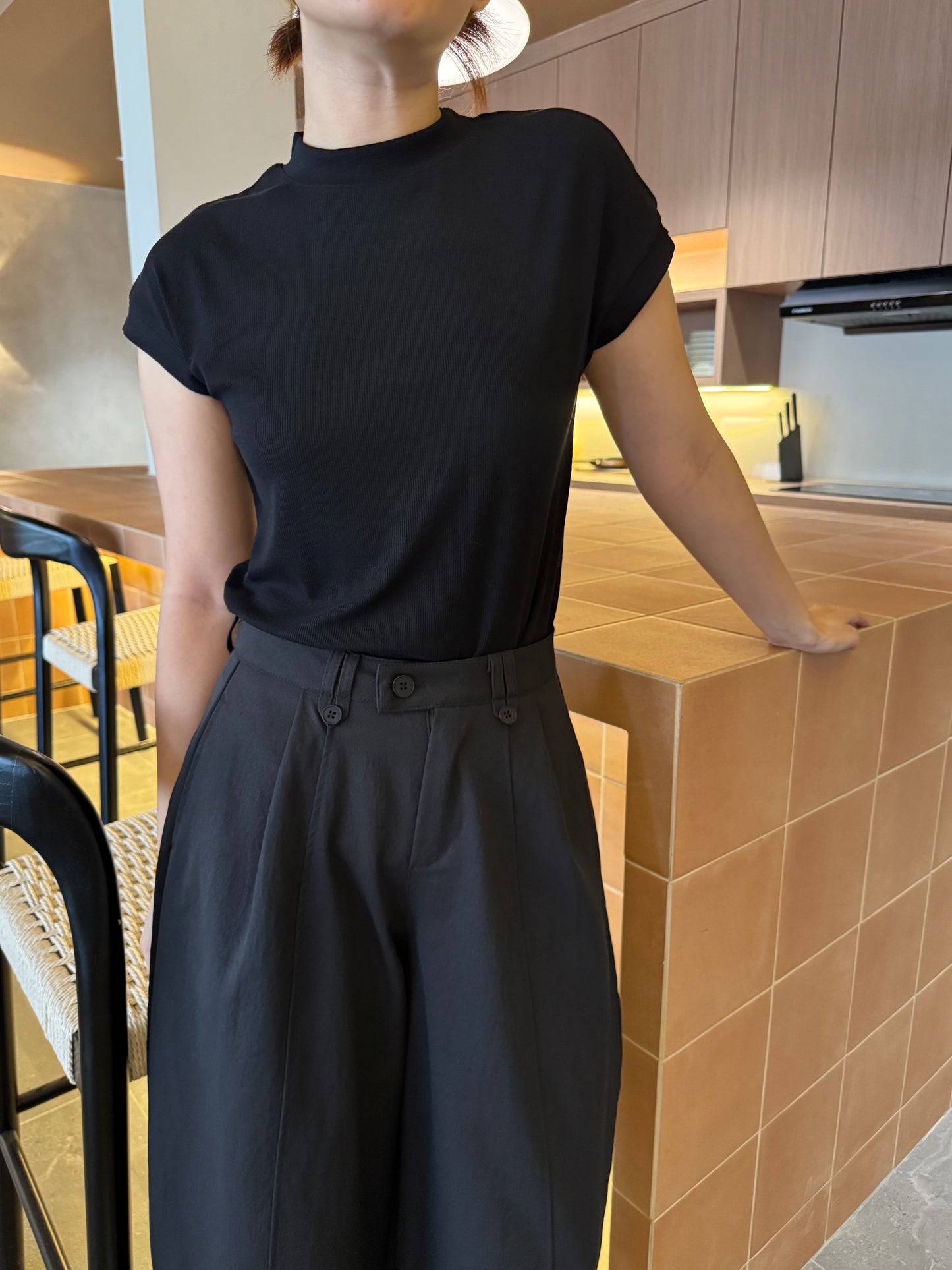 BASIC BLACK TEE