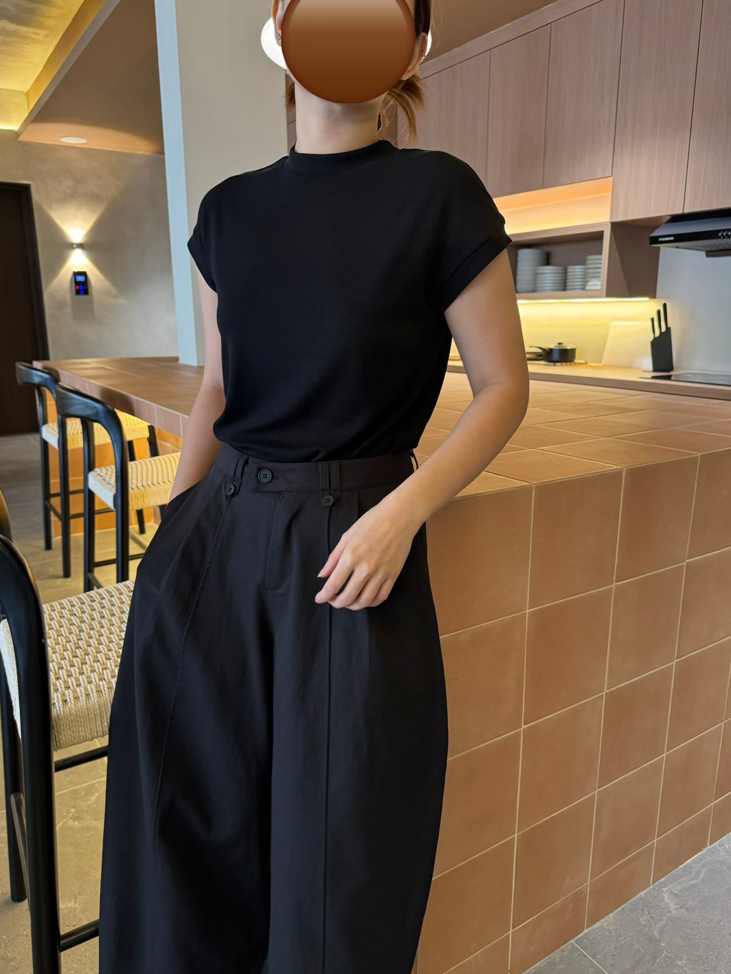 BASIC BLACK TEE