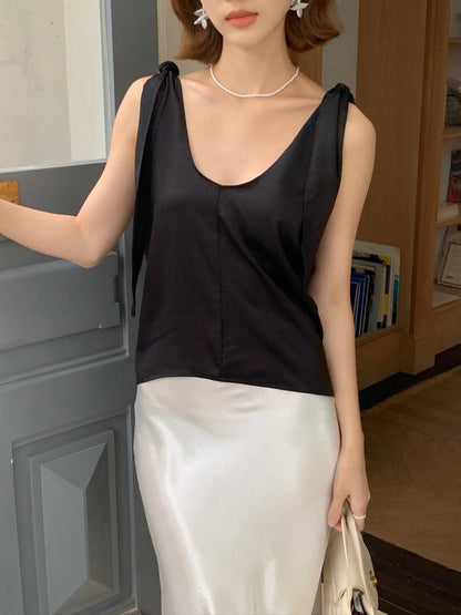 SATIN SINGLET TOP IN BLACK