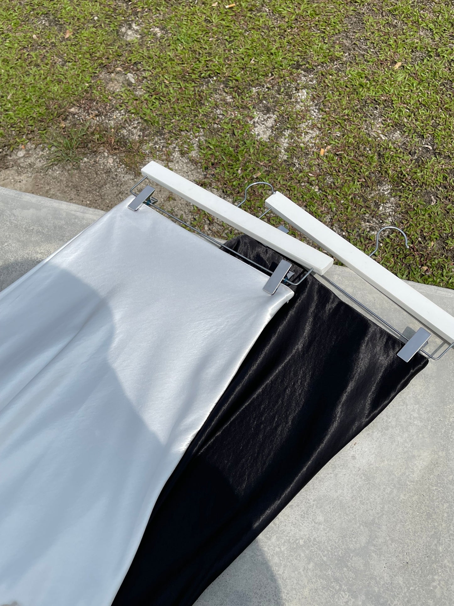 JOJO SATIN SKIRT IN WHITE/BLACK