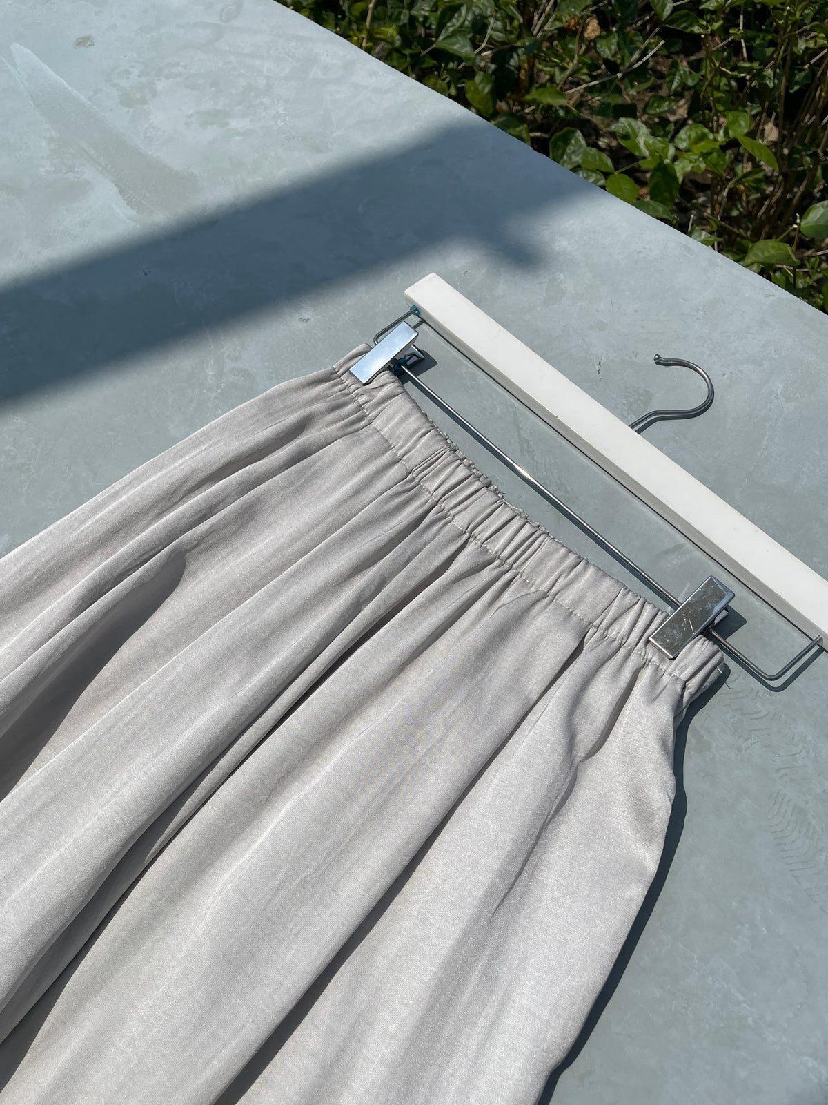 JAMIE TROUSERS IN TEA WHITE/SILVER GREY