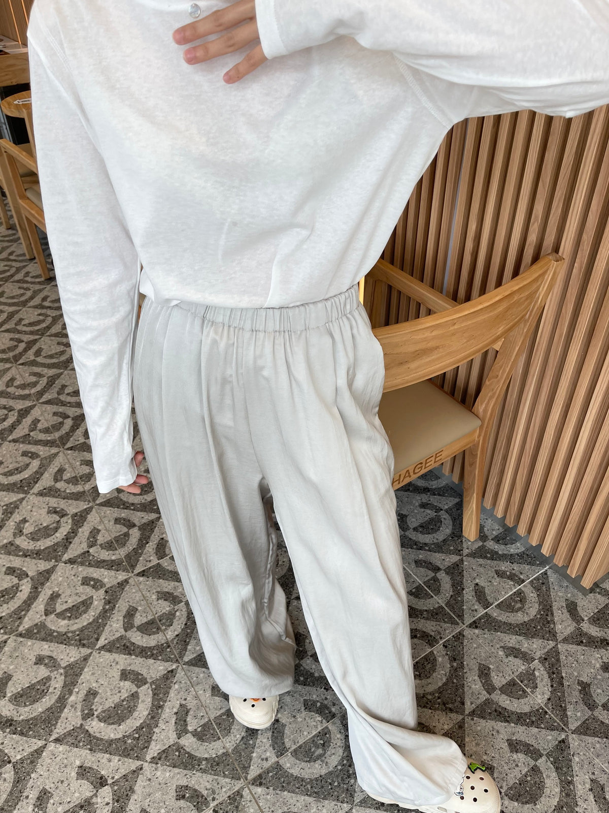 JAMIE TROUSERS IN TEA WHITE/SILVER GREY