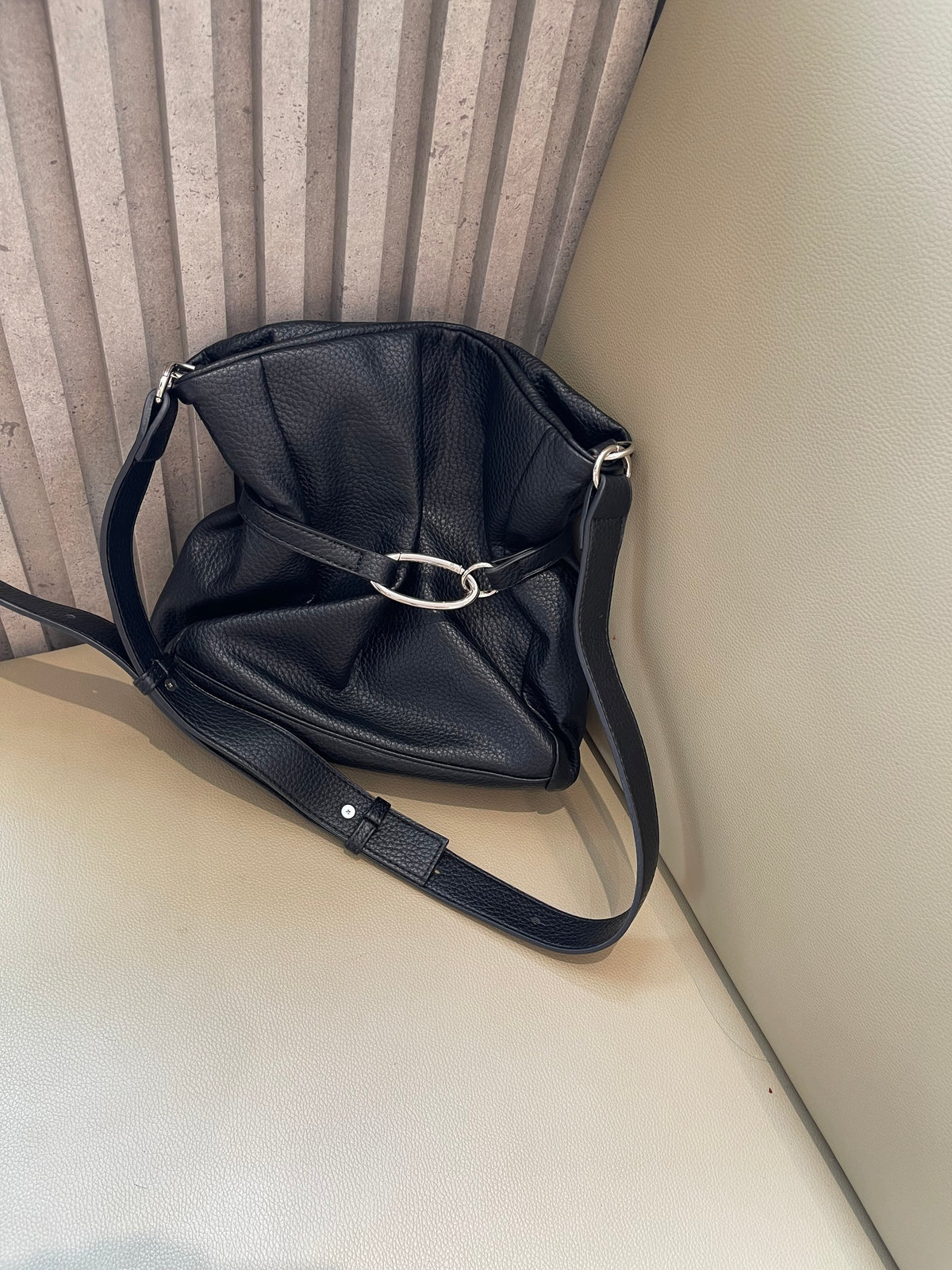 BLACK BUCKET BAG