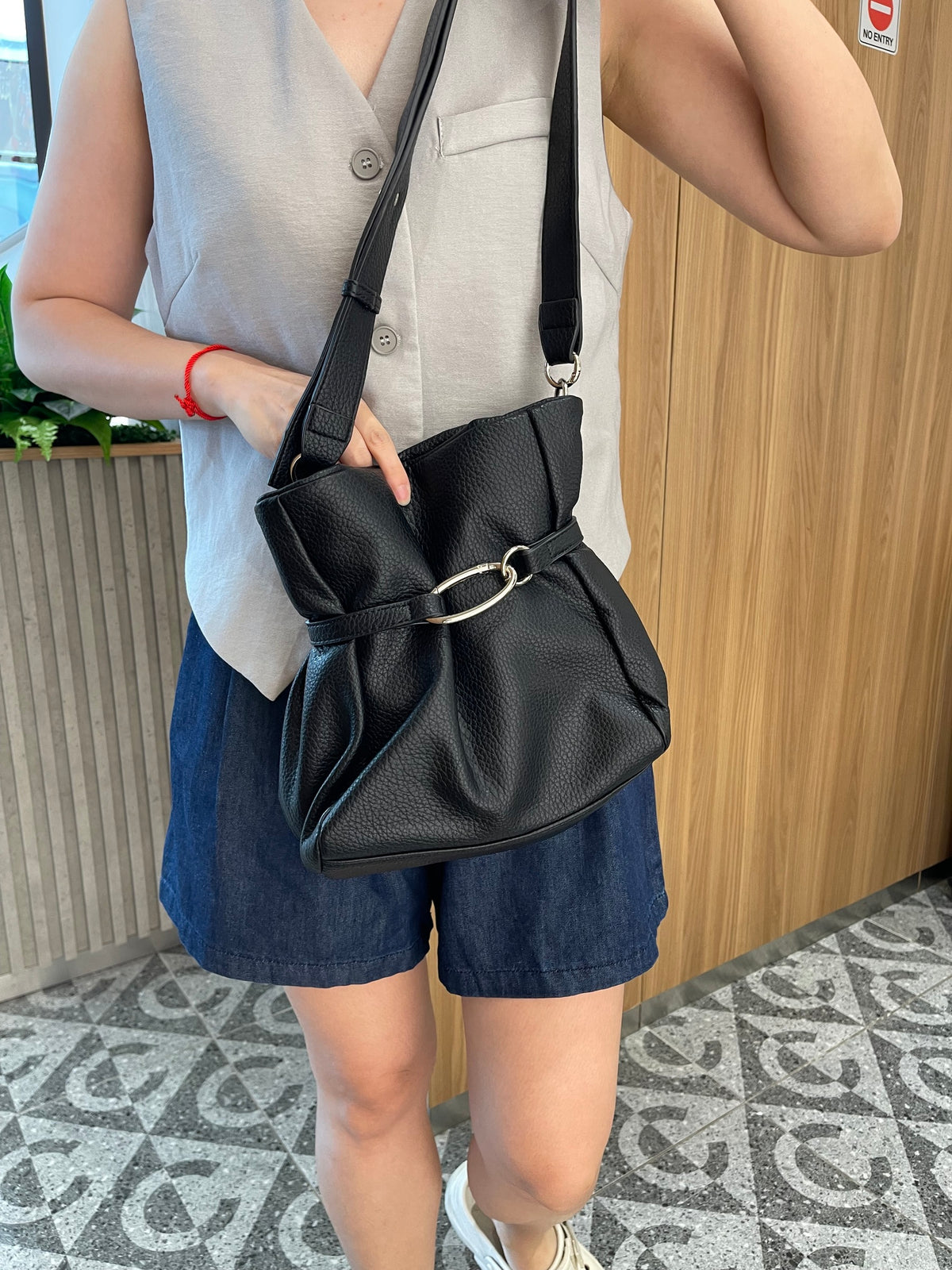 BLACK BUCKET BAG