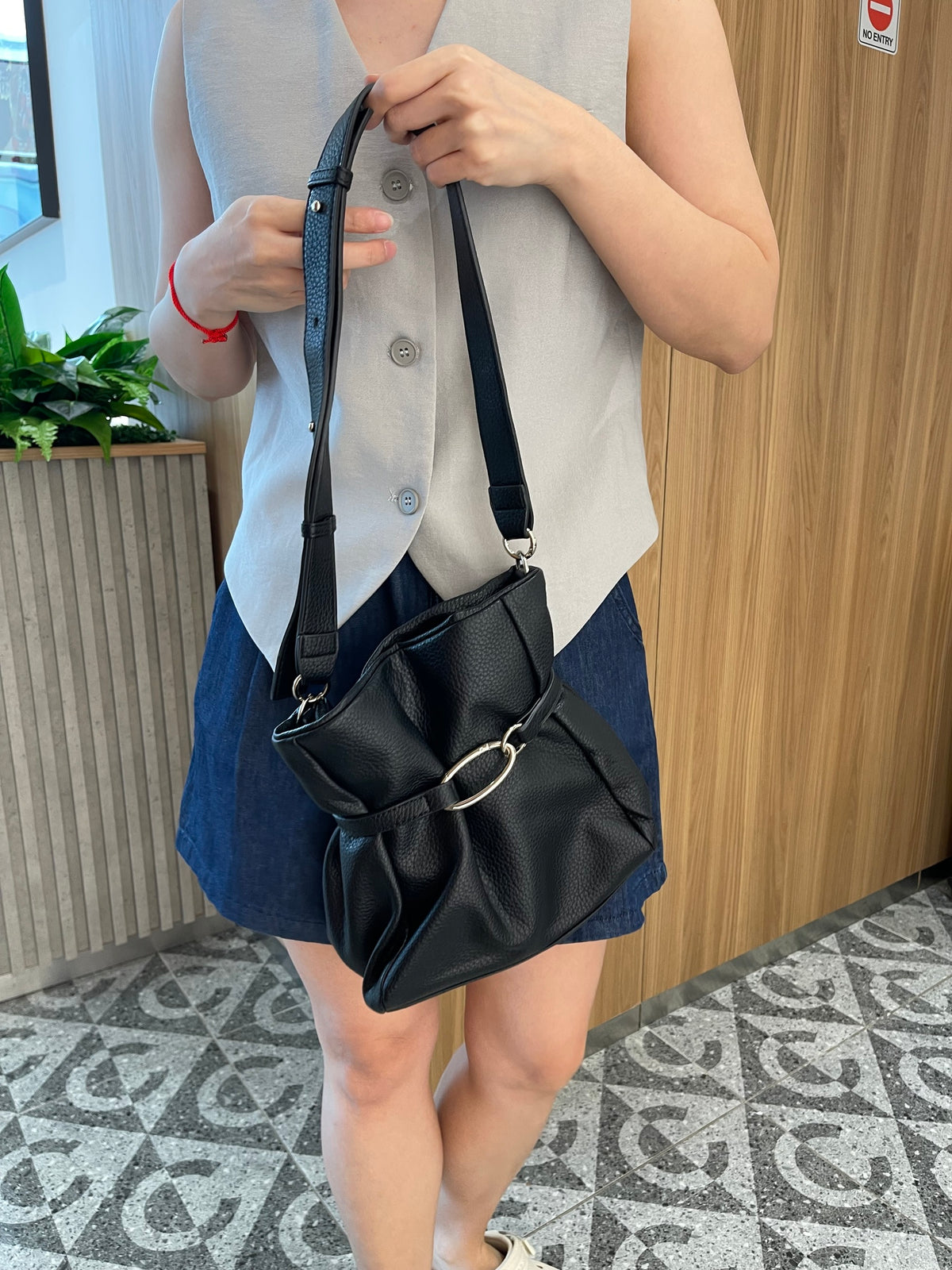 BLACK BUCKET BAG