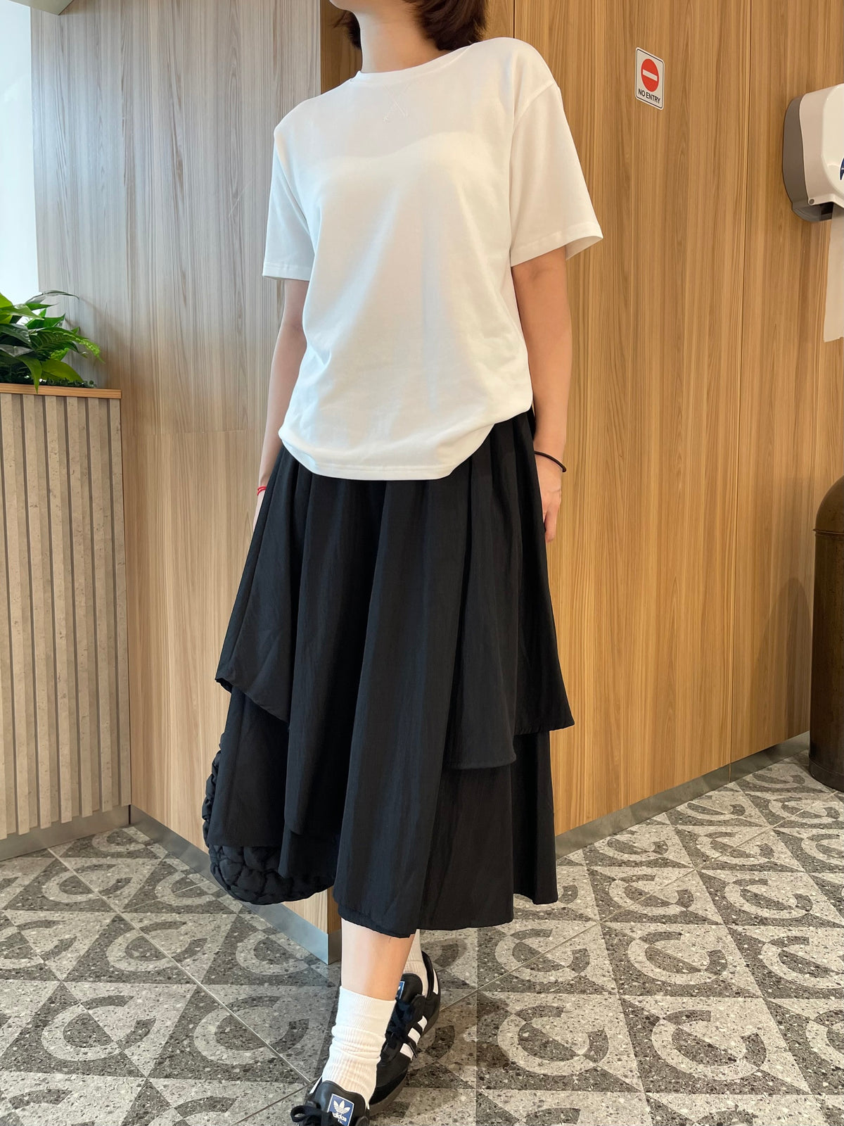 NYLON DESIGN SKIRT IN WHITE/BLACK