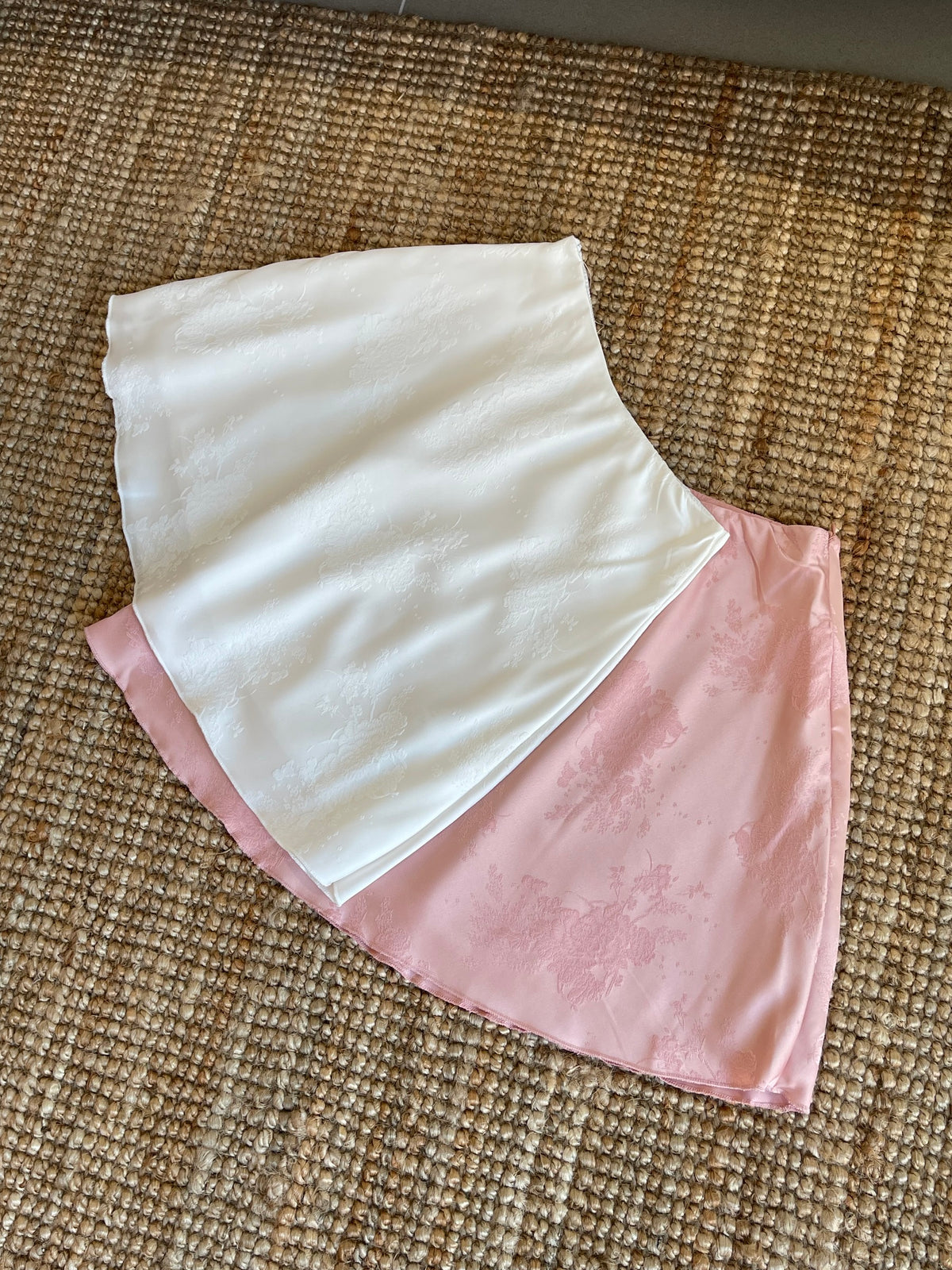 JOEY HIGH WAIST SATIN SKIRT IN WHITE/PINK
