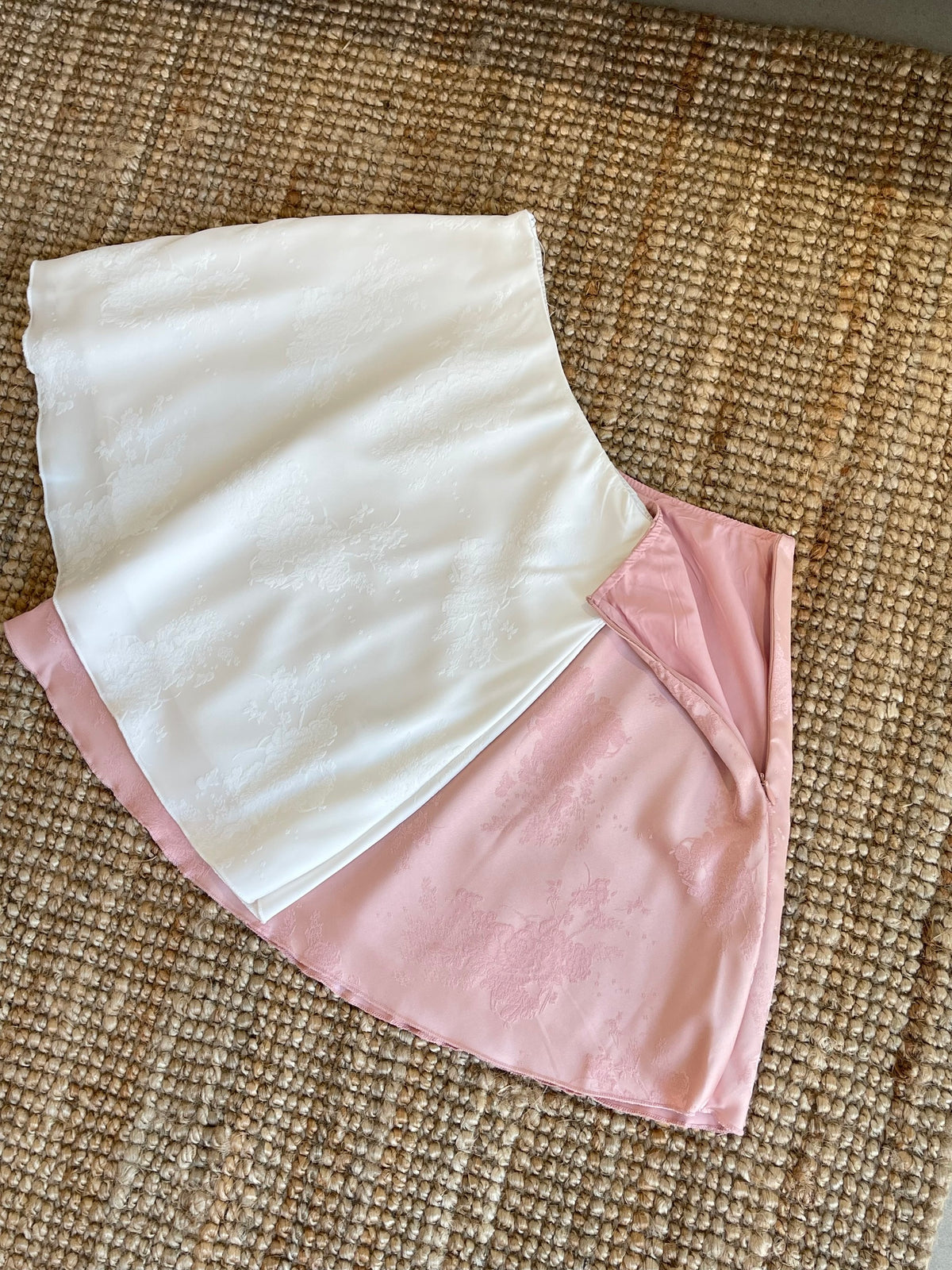 JOEY HIGH WAIST SATIN SKIRT IN WHITE/PINK