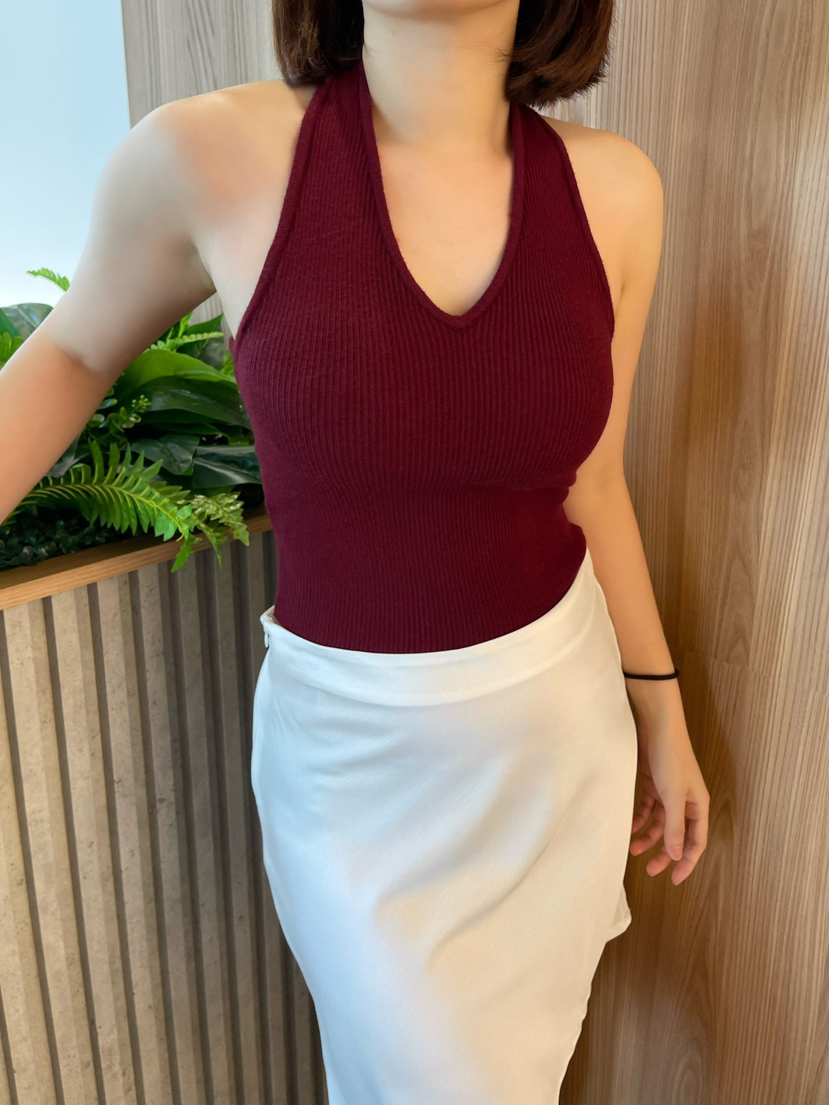 V NECK SINGLET TOP IN WHITE/MAROON//BROWN/BLACK