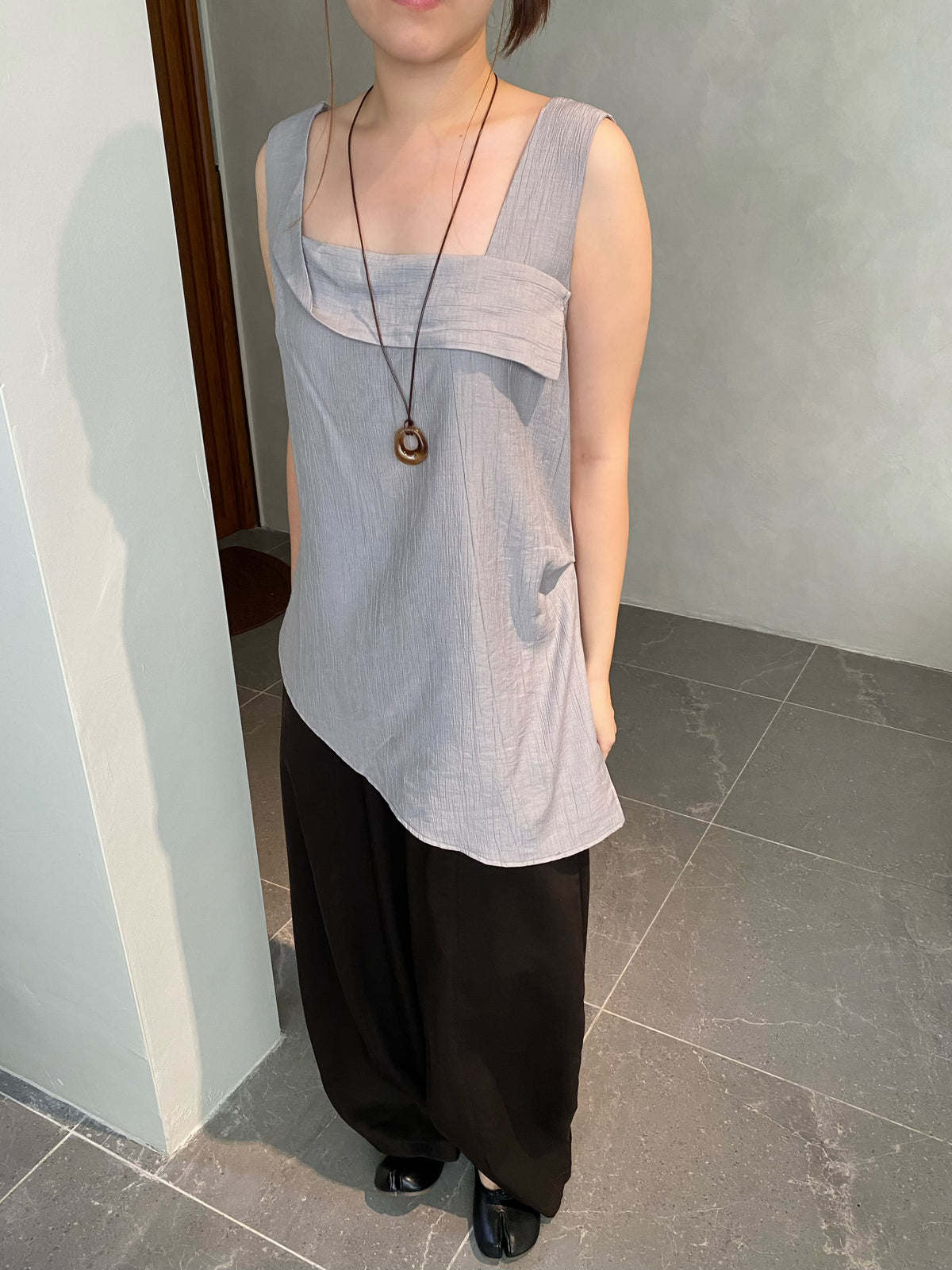 DAISY SINGLET TOP IN GREY/BROWN