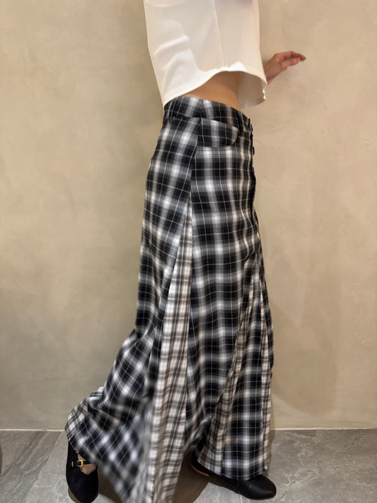 PLAID A LINE SKIRT IN BLACK