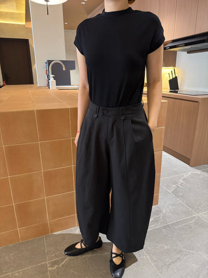 BASIC BLACK TEE