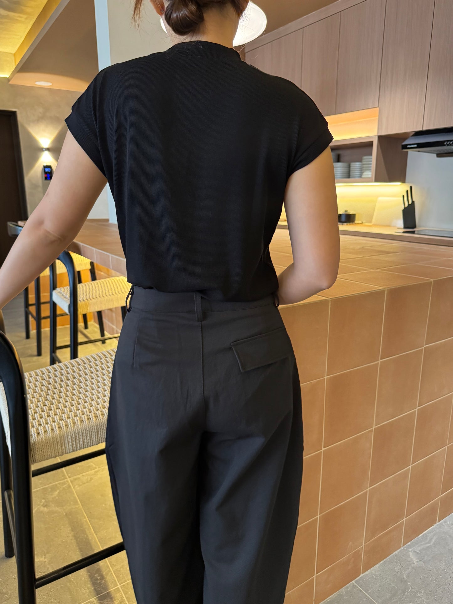 BASIC BLACK TEE