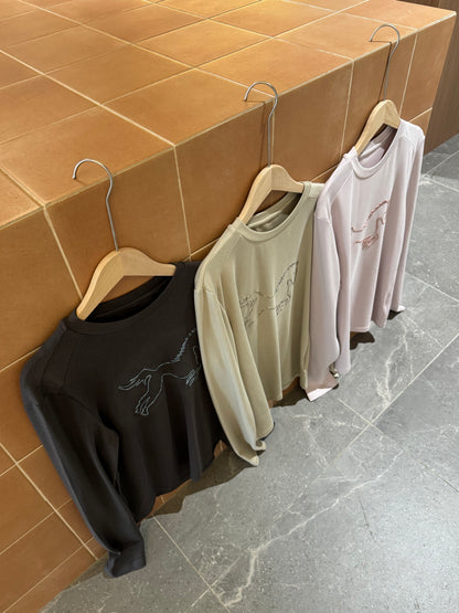 EMBROIDERED HORSE LONG SLEEVE TOP