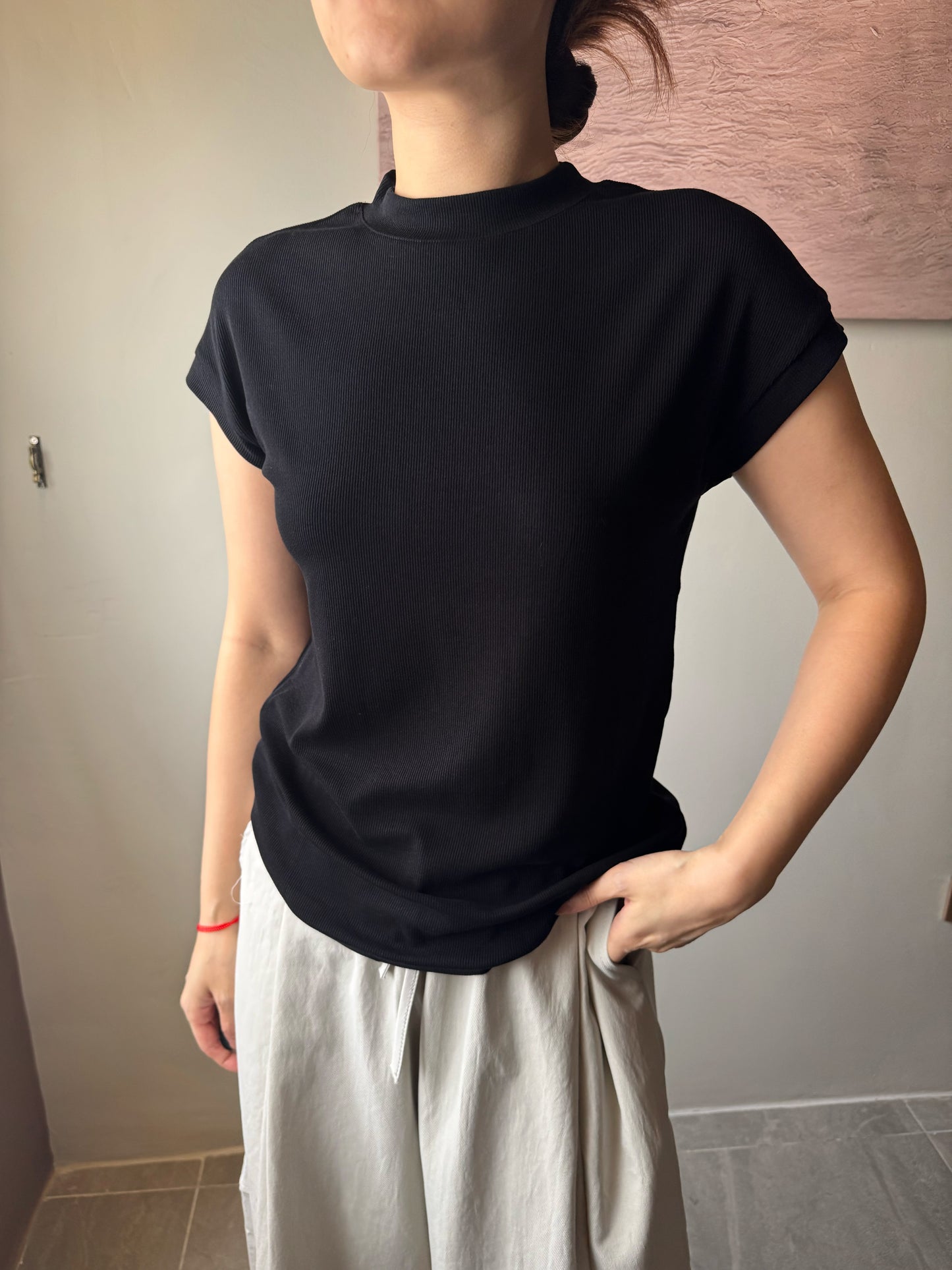 BASIC BLACK TEE