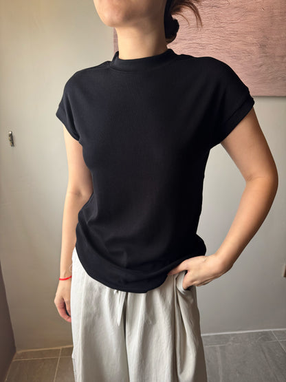 BASIC BLACK TEE